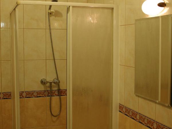 Amicus Żoliborz : photo 4 de la chambre chambre triple avec salle de bains privative séparée
