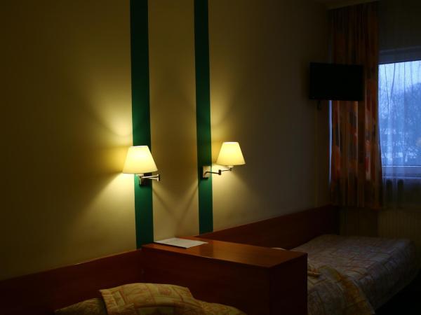 Amicus Żoliborz : photo 2 de la chambre chambre triple avec salle de bains privative séparée