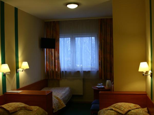 Amicus Żoliborz : photo 3 de la chambre chambre triple avec salle de bains privative séparée