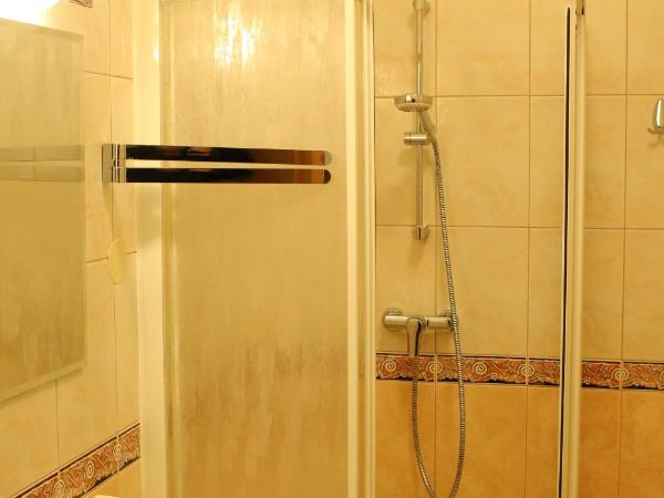 Amicus Żoliborz : photo 5 de la chambre chambre triple avec salle de bains privative séparée