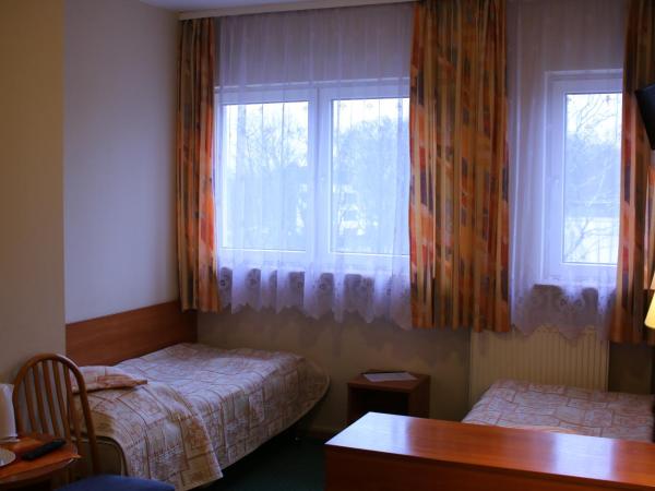 Amicus Żoliborz : photo 4 de la chambre chambre triple avec salle de bains privative séparée