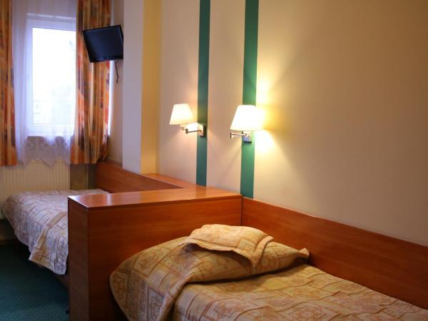 Amicus Żoliborz : photo 3 de la chambre chambre triple avec salle de bains privative séparée
