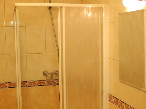 Amicus Żoliborz : photo 2 de la chambre chambre triple avec salle de bains privative séparée
