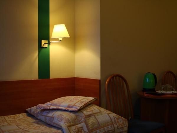 Amicus Żoliborz : photo 3 de la chambre chambre triple avec salle de bains privative séparée