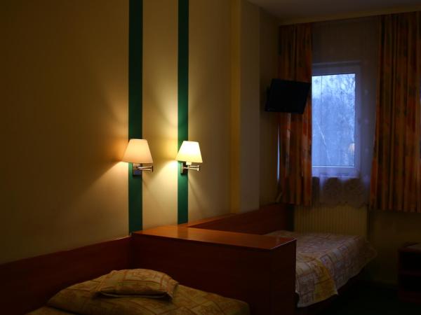 Amicus Żoliborz : photo 4 de la chambre chambre triple avec salle de bains privative séparée