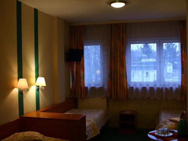 Amicus Żoliborz : photo 5 de la chambre chambre triple avec salle de bains privative séparée