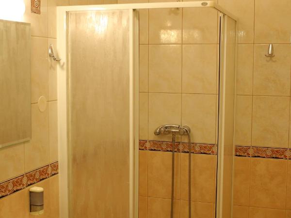 Amicus Żoliborz : photo 4 de la chambre chambre triple avec salle de bains privative séparée