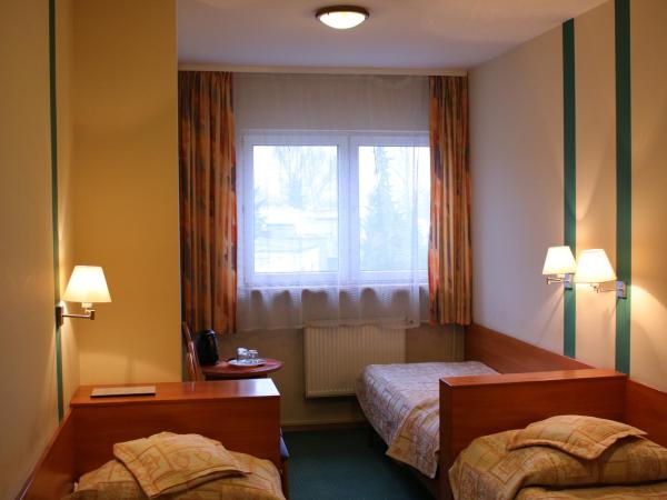 Amicus Żoliborz : photo 1 de la chambre chambre triple avec salle de bains privative séparée