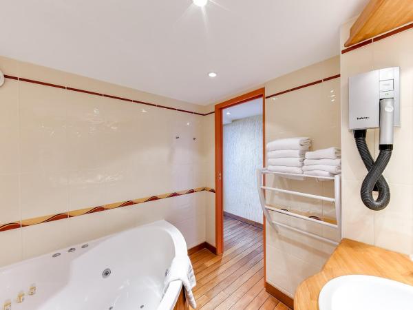 Hotel Kyriad Saint Malo Centre Plage : photo 9 de la chambre chambre duplex pour 4 personnes - vue sur mer 