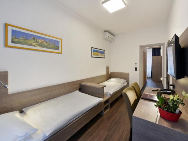 Hotel Lucia : photo 4 de la chambre chambre lits jumeaux