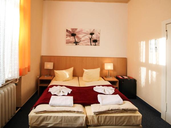 Hotelpension Margrit : photo 6 de la chambre chambre double avec toilettes communes et douche