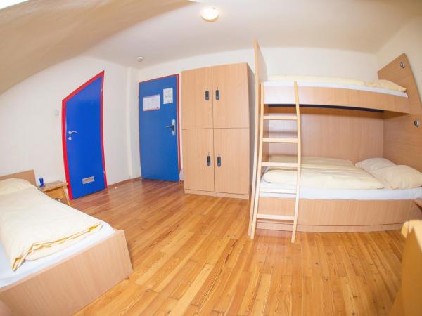 YoHo - International Youth Hostel : photo 1 de la chambre chambre quadruple avec salle de bains privative