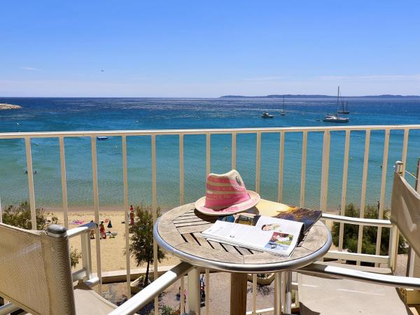 Hôtel Beau Rivage : photo 1 de la chambre chambre familiale avec balcon et vue sur la mer