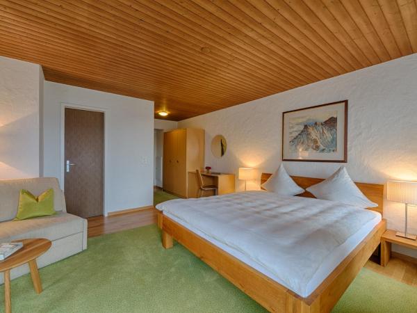 Neuhaus Golf- & Strandhotel : photo 1 de la chambre chambre de luxe double ou lits jumeaux avec balcon - vue sur lac