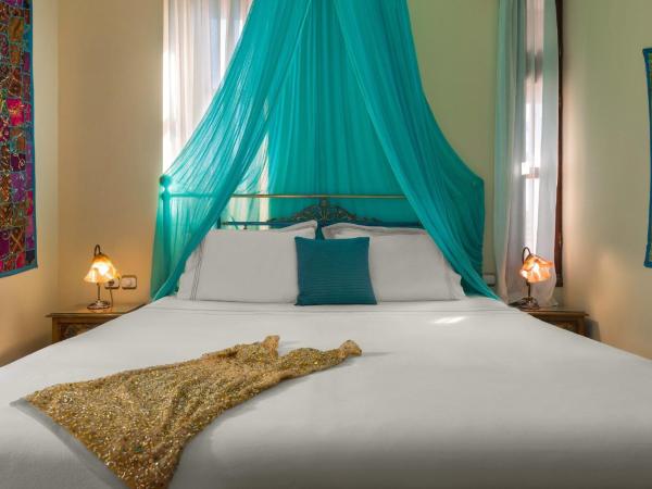 Nikos Takis Fashion Boutique Hotel : photo 3 de la chambre suite lit king-size avec baignoire spa - vue sur mer