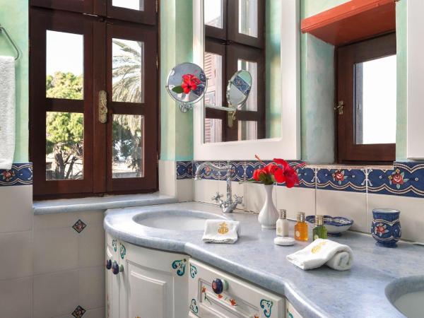 Nikos Takis Fashion Boutique Hotel : photo 6 de la chambre suite lit king-size avec baignoire spa - vue sur mer