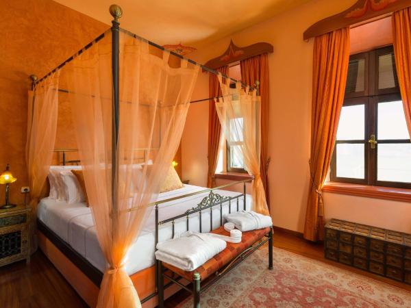 Nikos Takis Fashion Boutique Hotel : photo 1 de la chambre suite lit king-size avec baignoire spa - vue sur palais du grand maître