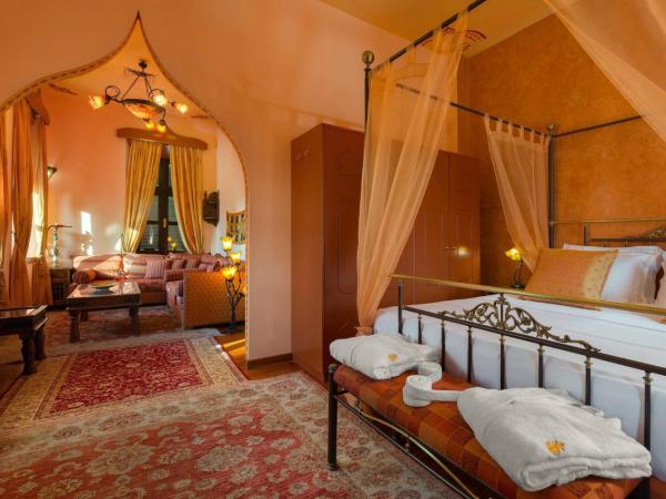 Nikos Takis Fashion Boutique Hotel : photo 2 de la chambre suite lit king-size avec baignoire spa - vue sur palais du grand maître