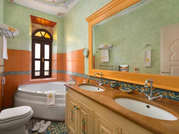 Nikos Takis Fashion Boutique Hotel : photo 6 de la chambre suite lit king-size avec baignoire spa - vue sur palais du grand maître