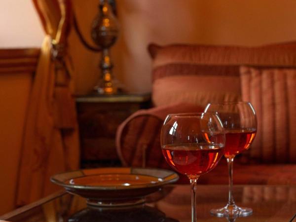 Nikos Takis Fashion Boutique Hotel : photo 4 de la chambre suite lit king-size avec baignoire spa - vue sur palais du grand maître