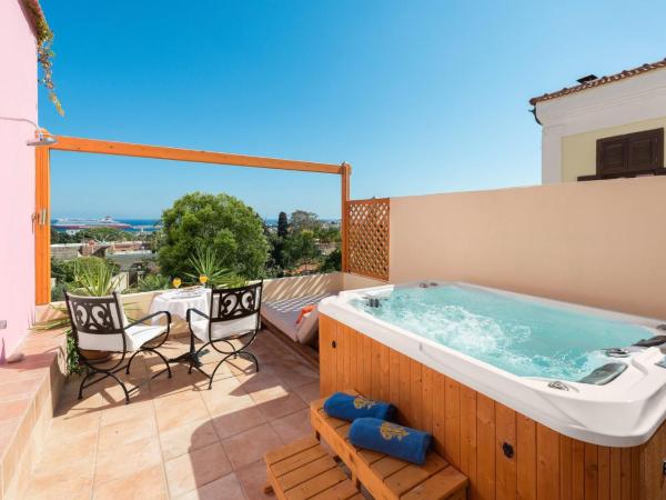 Nikos Takis Fashion Boutique Hotel : photo 3 de la chambre grande suite principale royale avec jacuzzi sur terrasse - vue sur mer