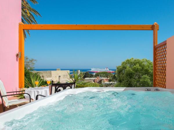 Nikos Takis Fashion Boutique Hotel : photo 8 de la chambre grande suite principale royale avec jacuzzi sur terrasse - vue sur mer