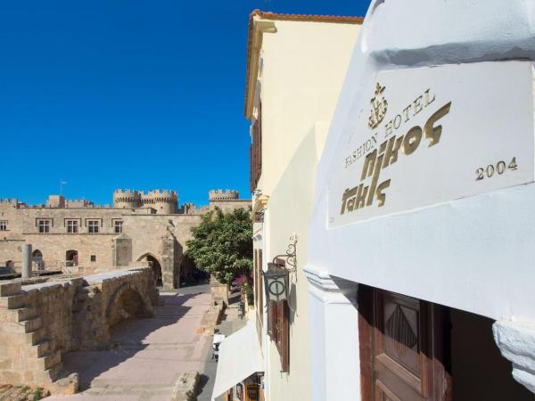 Nikos Takis Fashion Boutique Hotel : photo 6 de la chambre chambre double supérieure - vue sur palais du grand maître