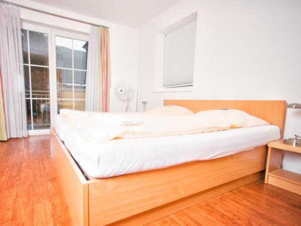 YoHo - International Youth Hostel : photo 1 de la chambre chambre double avec salle de bains privative