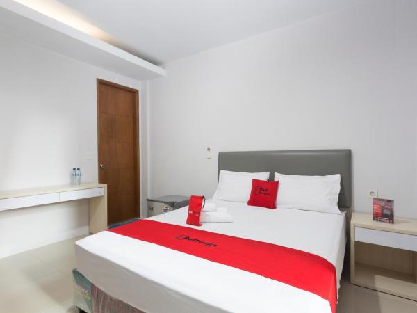 RedDoorz Plus near Cilandak Town Square 2 : photo 4 de la chambre chambre double standard