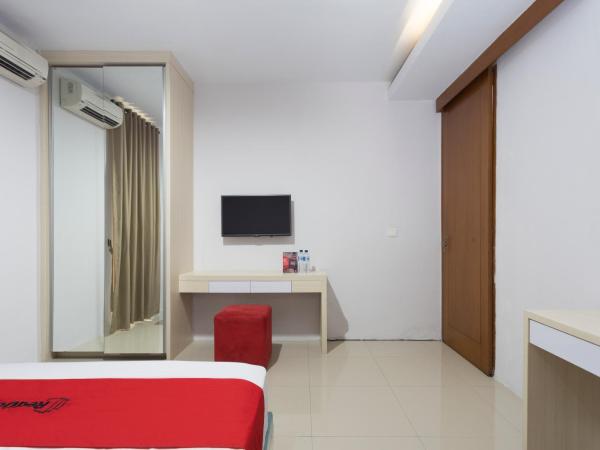 RedDoorz Plus near Cilandak Town Square 2 : photo 5 de la chambre chambre double standard