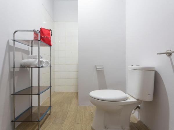 RedDoorz Plus near Cilandak Town Square 2 : photo 9 de la chambre chambre double standard