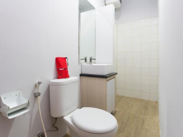 RedDoorz Plus near Cilandak Town Square 2 : photo 8 de la chambre chambre double standard