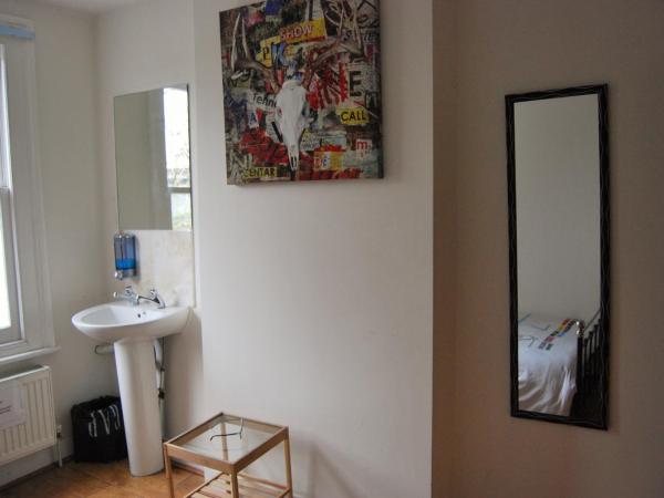 Saint James Backpackers : photo 5 de la chambre chambre double standard avec salle de bains commune