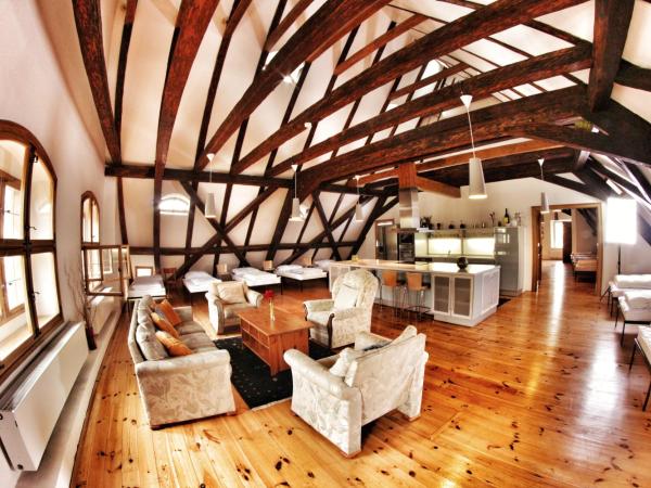 Hostel HOMEr - Old Town Square : photo 3 de la chambre lit simple dans dortoir mixte de 15 lits