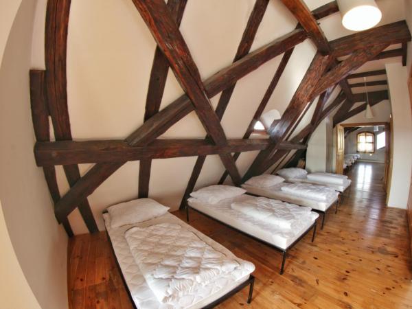 Hostel HOMEr - Old Town Square : photo 5 de la chambre lit simple dans dortoir mixte de 15 lits