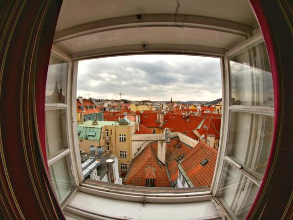 Hostel HOMEr - Old Town Square : photo 4 de la chambre chambre double avec salle de bains commune