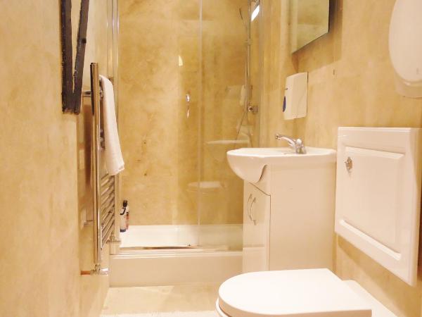 Hour Glass Hotel : photo 10 de la chambre chambre triple avec salle de bains commune