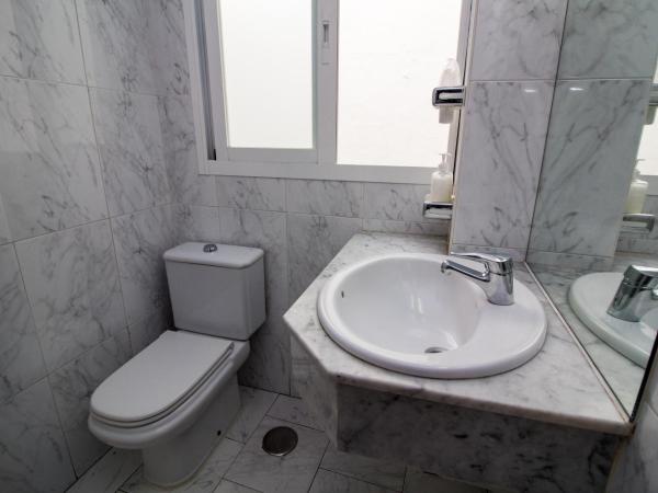 Hostal Berlin : photo 4 de la chambre economy triple room without window