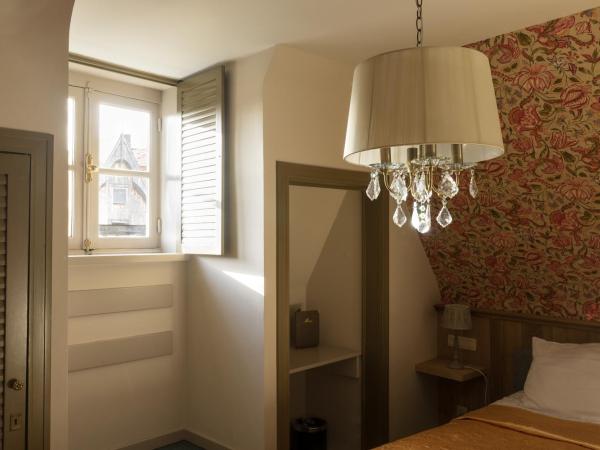 Hotel Duc De Bourgogne : photo 2 de la chambre petite chambre double ou lits jumeaux - vue sur canal