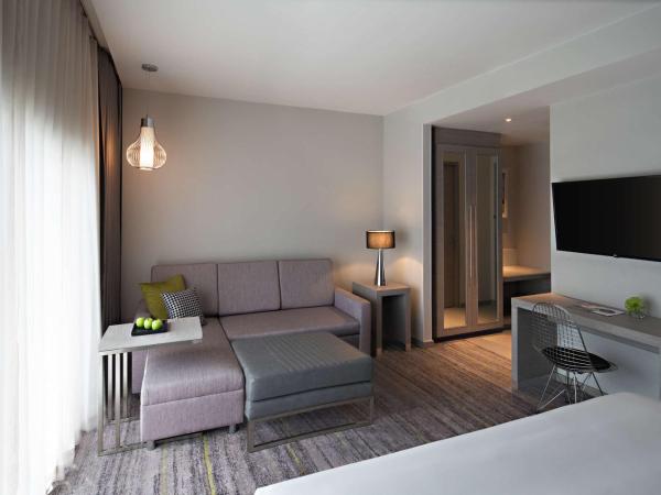 Hyatt Place Bangkok Sukhumvit : photo 2 de la chambre chambre king standard avec canapé-lit