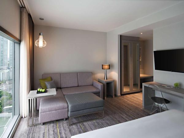 Hyatt Place Bangkok Sukhumvit : photo 3 de la chambre chambre lit king-size avec canapé-lit et vue