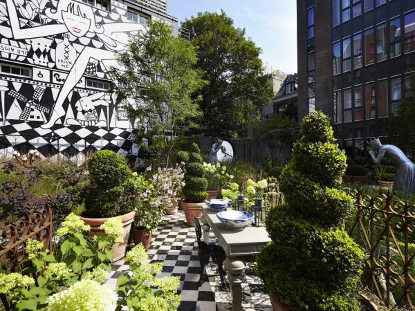 Andaz Amsterdam Prinsengracht - a concept by Hyatt : photo 9 de la chambre chambre lit king-size - vue sur jardin