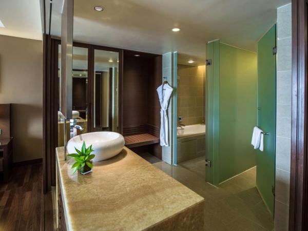 Hyatt Regency Kinabalu : photo 6 de la chambre chambre lit king-size avec accès au club - vue sur mer