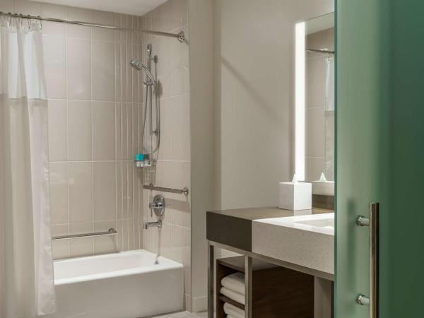 Hyatt Regency Houston Galleria : photo 5 de la chambre chambre lit king-size avec baignoire accessible aux personnes à mobilité réduite