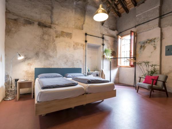 Un posto a Milano - guesthouse all'interno di una cascina del 700 : photo 1 de la chambre chambre quadruple avec salle de bains privative séparée