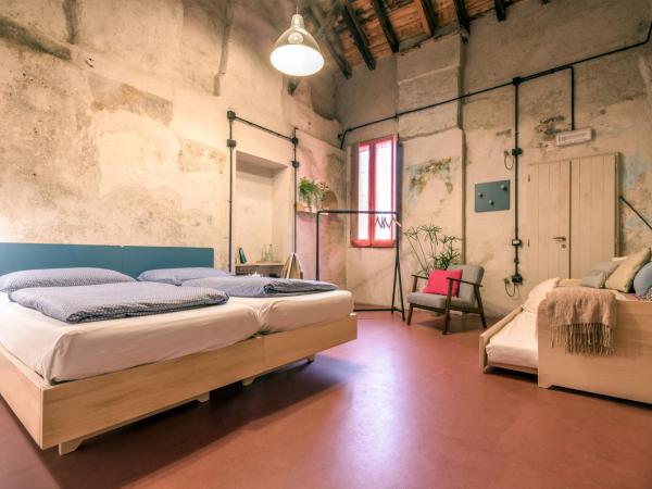 Un posto a Milano - guesthouse all'interno di una cascina del 700 : photo 2 de la chambre chambre quadruple avec salle de bains privative séparée