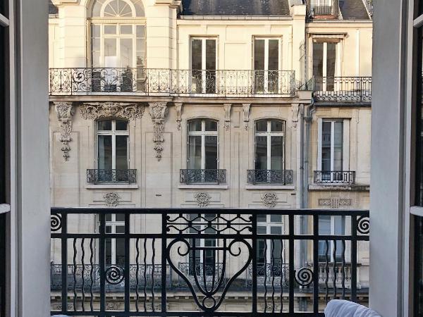 Hotel Marignan Champs-Elysées : photo 1 de la chambre chambre double de luxe tour eiffel