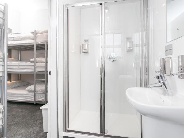 West End Hotel : photo 4 de la chambre lit dans un dortoir mixte de 6 lits avec salle de bains privative