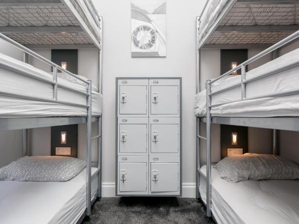 West End Hotel : photo 7 de la chambre lit dans un dortoir mixte de 6 lits avec salle de bains privative
