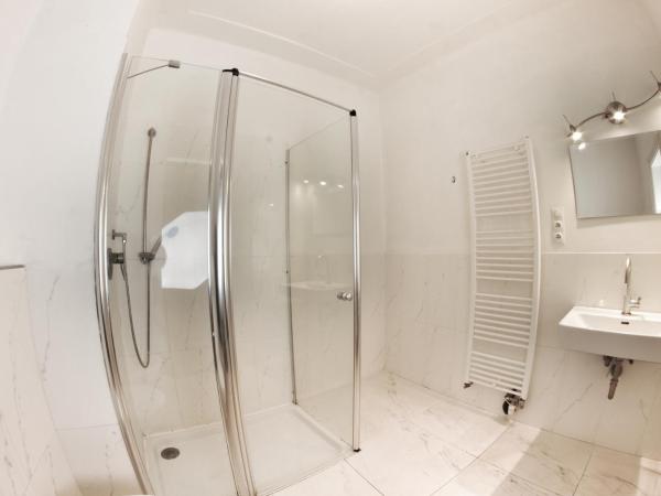 Hostel HOMEr - Old Town Square : photo 2 de la chambre lit simple dans dortoir pour femmes de 4 lits